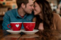 Erfolgreiches Matchen auf Dating Cafe. (Foto: AdobeStock Curioso.Photography _808221233)