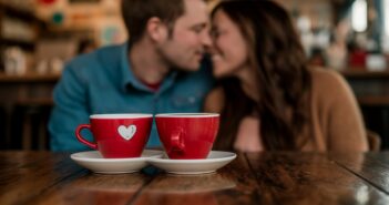 Erfolgreiches Matchen auf Dating Cafe. (Foto: AdobeStock Curioso.Photography _808221233)