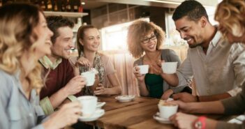 Fragen für Freunde: Entdecke spannende Themen für die perfekte Kaffeepause! (Foto: AdobeStock - 649510790 Geber86)