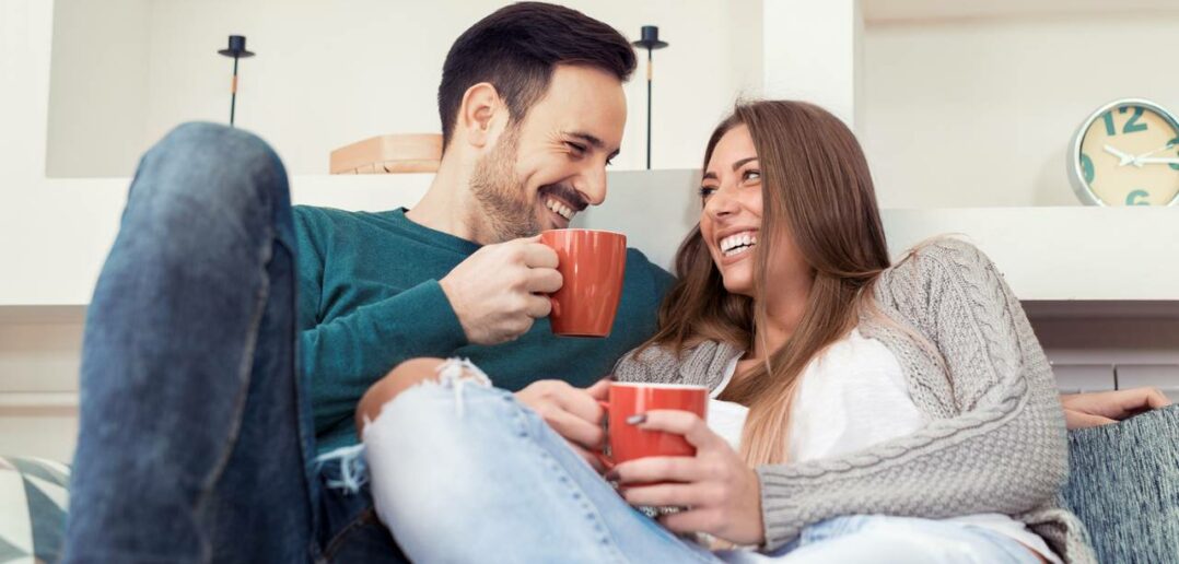 Fragen für Paare beim entspannten Kaffeeplausch (Foto: AdobeStock - 147604581 ivanko80)