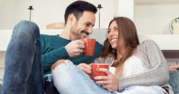 Fragen für Paare beim entspannten Kaffeeplausch (Foto: AdobeStock - 147604581 ivanko80)