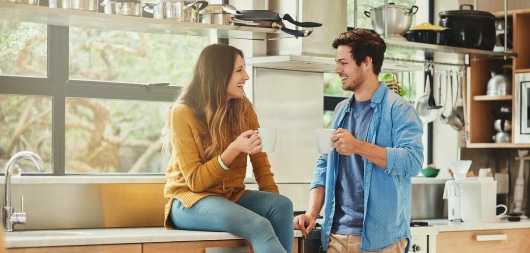 Fragen an den Partner: Kaffeegenuss als Schlüssel zu gemeinsamen Erinnerungen (Foto: AdobeStock 499027748 Adene Sanchezpeopleimages.com)