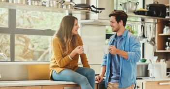 Fragen an den Partner: Kaffeegenuss als Schlüssel zu gemeinsamen Erinnerungen (Foto: AdobeStock 499027748 Adene Sanchezpeopleimages.com)