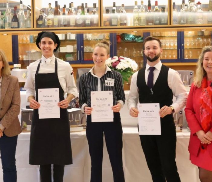 Die drei Erstplatzierten freuen sich über den Sieg. Petra Rudszuck (Foto: Region Hannover/Jannis Damitz)